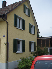 haus mit fensterlaeden